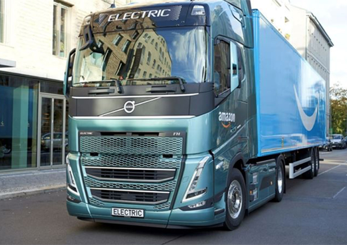 foto World-first: Volvo delivers electric trucks with fossil-free steel to customers.